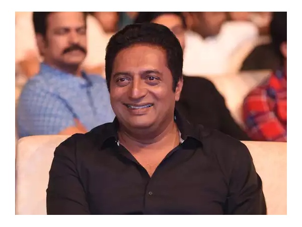ரசிகர்களின் கவனத்தை கவர்ந்த நடிகர் பிரகாஷ் ராஜின் பிரபல தந்தை கதாபாத்திரங்கள்