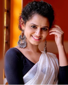 മീനാക്ഷി രവീന്ദ്രന്‍