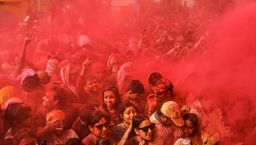 ಹೋಳಿ ಹಬ್ಬದ ಸಂಭ್ರಮದಲ್ಲಿ ಮನೆಯಲ್ಲಿ ನೋಡಬಹುದಾದ ಮಲಯಾಳಂನ ಕೌಟುಂಬಿಕ ಸಿನಿಮಾಗಳ ಪಟ್ಟಿ ಇಲ್ಲಿದೆ