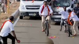 ಅಭಿಮಾನಿ ಎಸೆದ ಹೂವನ್ನು ಬಾಂಬ್‌ ಎಂದುಕೊಂಡು ಎದ್ನೋ ಬಿದ್ನೋ ಎಂದು ಓಡಿ ಹೋದ ವಿಜಯ್