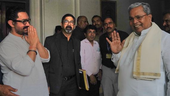 ರಾಷ್ಟ್ರಪತಿ ಭವನದಲ್ಲಿ ಮುಖಾಮುಖಿಯಾದ ಆಮಿರ್ ಖಾನ್ ಮತ್ತು ಸಿಎಂ ಸಿದ್ದರಾಮಯ್ಯ .ಕುತೂಹಲ ಹೆಚ್ಚಿಸಿದ ಭೇಟಿ !