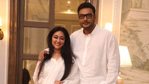 ಸೋಶಿಯಲ್ ಮೀಡಿಯಾದಲ್ಲಿ ದರ್ಶನ್ ಹೊಸ ಸಂಚಲನ: ಬಿಳಿ ಉಡುಪಿನಲ್ಲಿ ಮಿಂಚಿದ ಅಭಿಮಾನಿಗಳ 'ಅಣ್ಣ-ಅತ್ತಿಗೆ'