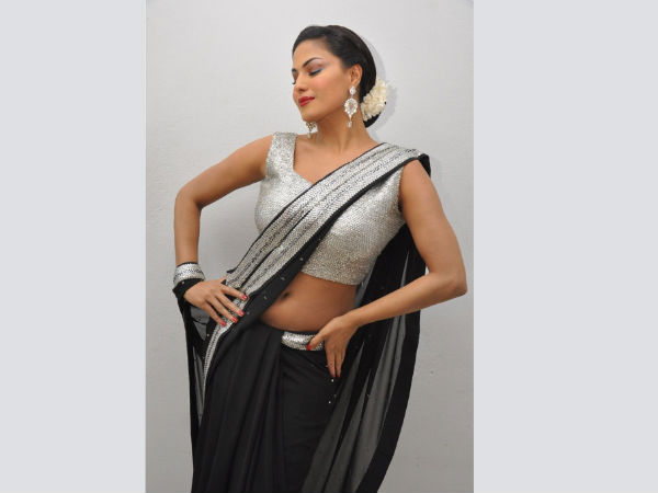 ಉಡಿಸುವೆ ಬೆಳಕಿನ ಸೀರೆಯಾ ನೀ ಚೂರು...