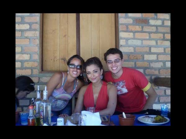 ಅಭಿಮಾನಿಗಳ ಐಶ್, ನೀವು ನೋಡಿರದ ಚಿತ್ರ ಅಭಿಮಾನಿಗಳ ಐಶ್, ನೀವು ನೋಡಿರದ ಚಿತ್ರ