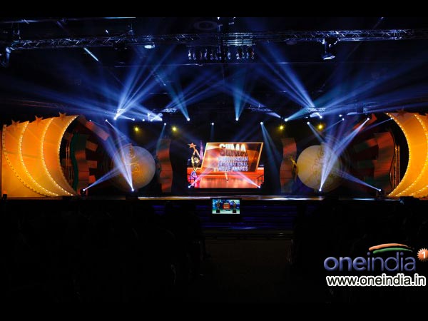 ವೇದಿಕೆಯ ವರ್ಣರಂಜಿತ ನೋಟ