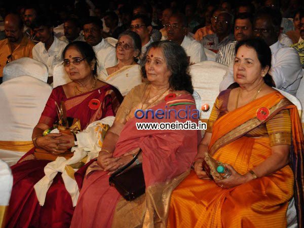 ವೇದಿಕೆ ಮೇಲೆ ಹಳಬರ ಸಮಾಗಮ