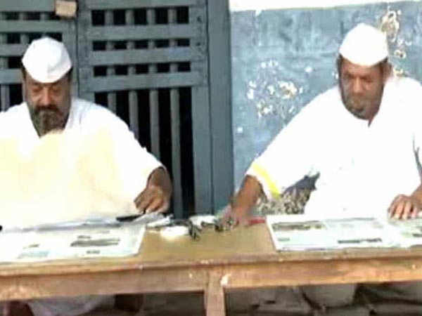 ಸಹ ಖೈದಿಗಳ ಜೊತೆ ಸಂಜು ಬಾಬಾ