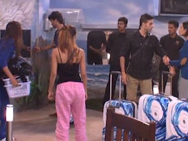 ಮನೆಗೆ ಬಂದ ಭದ್ರತೆ ಮನೆಗೆ ಬಂದ ಭದ್ರತೆ