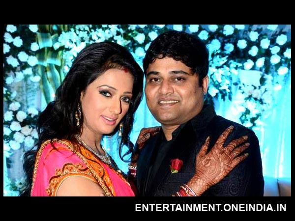 ಕೆಂಪು ವಸ್ತ್ರಗಳಲ್ಲಿ ಮಿಂಚಿದ ಜೋಡಿ 