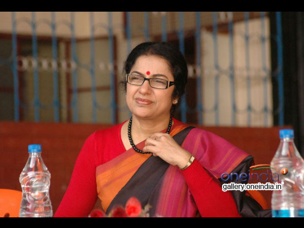 ತಾಯಿಯಾಗಿ ಸುಹಾಸಿನಿ ಮಣಿರತ್ನಂ