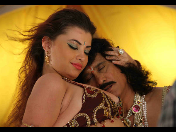 ತುಂಡುಡುಗೆಯಲ್ಲಿ ಮಾದಕ ಹೆಜ್ಜೆ