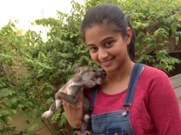 ಪ್ರಿಯಾ ಕೋಮಲ ಕೈ ಮೇಲೆ ಮಂಗಟ್ಟೆ