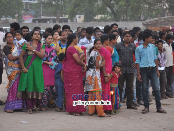ಮಹಿಳೆಯರು, ಮಕ್ಕಳು ಎನ್ನದೆ ಹರಿದುಬಂದರು