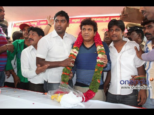 ಮನೆಯಲ್ಲಿ ಪೂಜೆ ಸಂಭ್ರಮ, ಅನ್ನದಾನ