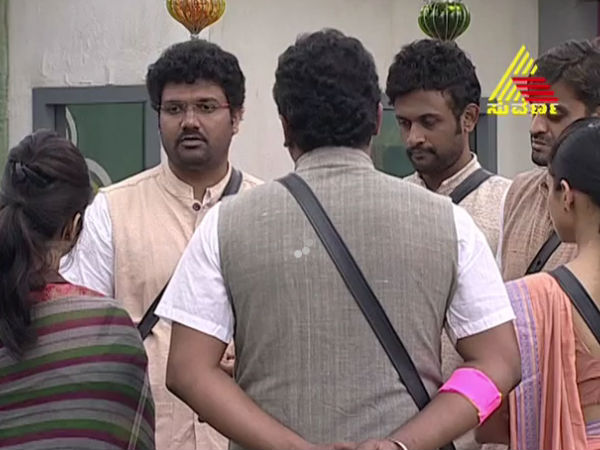 ಬಾತ್ ರೂಮಿನಲ್ಲೂ ಬಿಡದ ಪ್ರಚಾರ ಬಾತ್ ರೂಮಿನಲ್ಲೂ ಬಿಡದ ಪ್ರಚಾರ