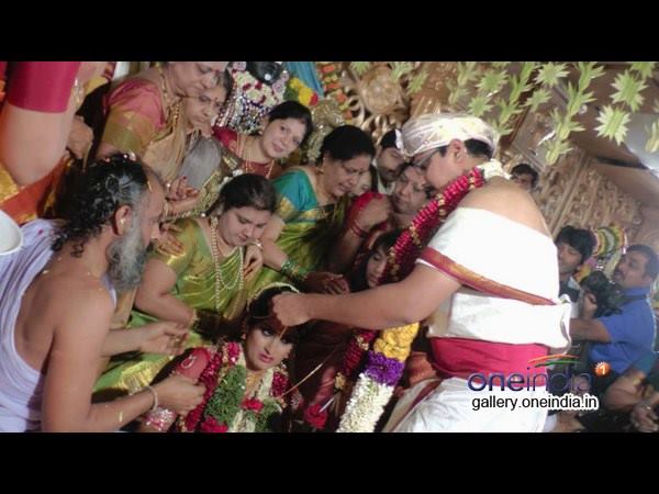 ತಾಳಿಕಟ್ಟುವ ಶುಭವೇಳೆ ಕೈಯಲ್ಲಿ ಹೂವಿನಮಾಲೆ