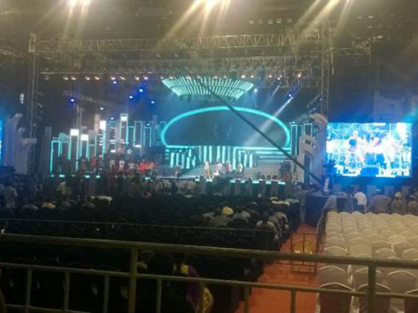 ನೆಹರೂ ಸ್ಟೇಡಿಯಂನಲ್ಲಿ ಅದ್ದೂರಿ ಸೆಟ್ 