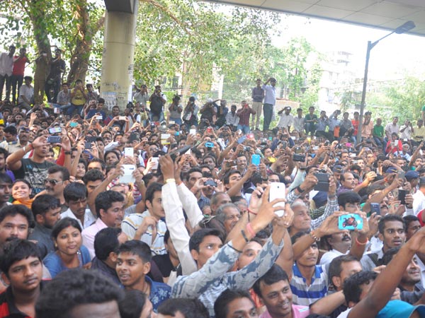 ಸಾಗರದೋಪಾದಿ ಬಂದ ಅಭಿಮಾನಿಗಳು 