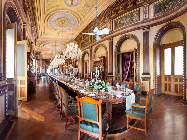 ಬೃಹತ್ ಡೈನಿಂಗ್ ಹಾಲ್