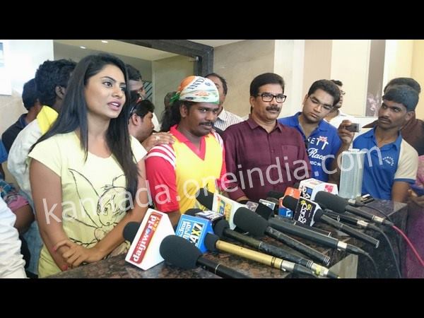 ಸಾಹಸವನ್ನು ನೋಡಲು ಬಂದ ದೀಪಿಕಾದಾಸ್ ಸಾಹಸವನ್ನು ನೋಡಲು ಬಂದ ದೀಪಿಕಾದಾಸ್