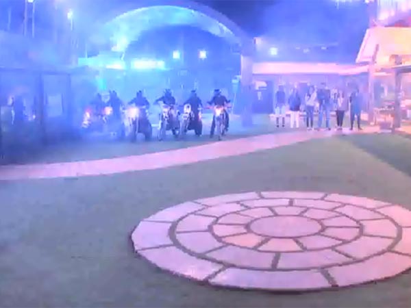 ಬೈಕ್ ಸವಾರರಿಂದ ಮನೆ ಪ್ರವೇಶ