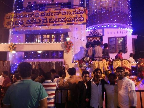 ದರ್ಶನ್ ಮನೆಯ ಮುಂದೆ ಅಭಿಮಾನಿಗಳ ದಂಡು