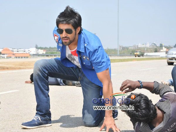 'ಮಂಡ್ಯ ಸ್ಟಾರ್' ಚಿತ್ರದಲ್ಲಿ ಕಿಚ್ಚು, ದಚ್ಚು, ಅಪ್ಪು, ಶಿವಣ್ಣ ಇದ್ದಾರಂತೆ!