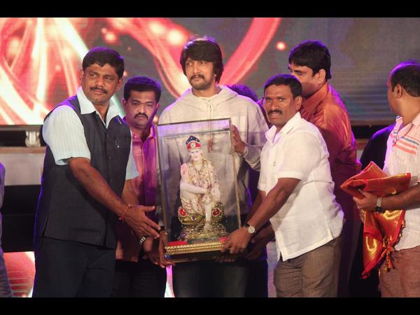 Kiccha Sudeep felicitated at SPB-Sadhu Kokila Musical Night Kiccha Sudeep felicitated at SPB-Sadhu Kokila Musical Night