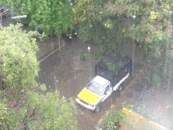 ಬೆಂಗಳೂರು ಮಳೆ ಮೋಡದ ಅಡಚಣೆ