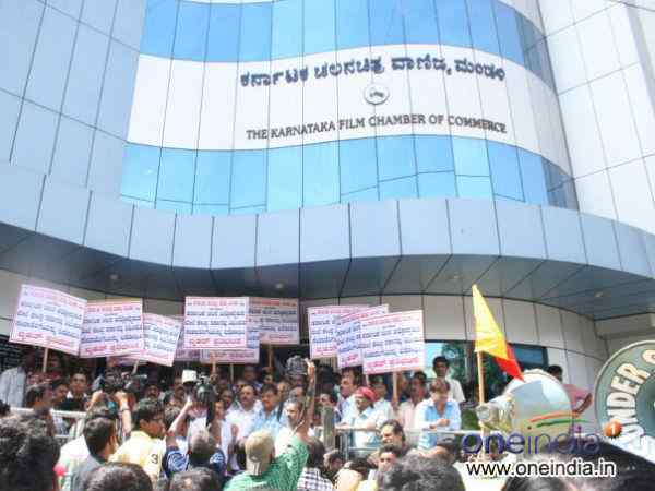 Actor Jaggesh meets Ambareesh to put an end to Producers protest 