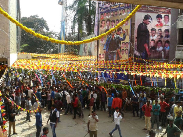 ನರ್ತಕಿ ಚಿತ್ರಮಂದಿರದಲ್ಲಿ ಕಂಡು ಬಂದ ದೃಶ್ಯ ನರ್ತಕಿ ಚಿತ್ರಮಂದಿರದಲ್ಲಿ ಕಂಡು ಬಂದ ದೃಶ್ಯ