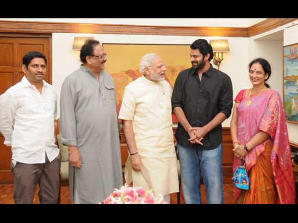 ಪ್ರಧಾನಿ ಮೋದಿ ಅವರೊಂದಿಗೆ ಪ್ರಭಾಸ್, ಕೃಷ್ಣಮ್ ರಾಜು, ಹಾಗೂ ಪ್ರಭಾಸ್ ಸೋದರ ಸಂಬಂಧಿ ಗಳು