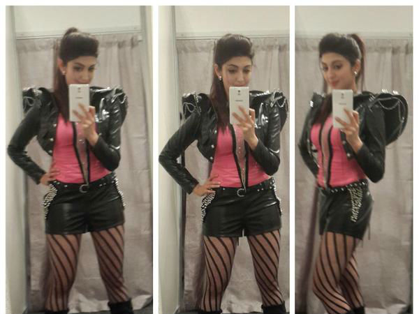 ಸೆಲ್ಫಿ ತೆಗೆದುಕೊಳ್ಳುತ್ತಿರುವ ಪ್ರಣೀತಾ 