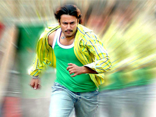 ಕೈಯಲ್ಲಿ ನಾಲ್ಕು ಚಿತ್ರಗಳು