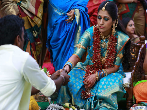 ಬಳೆ ತೊಡಿಸಿಕೊಂಡ ನಿರುಪಮ