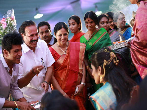 ವಧುಗೆ ಆಶೀರ್ವದಿಸಿದ ಸದಾನಂದಗೌಡರು