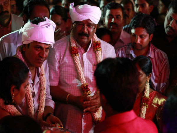 ಸಾಂಪ್ರದಾಯಿಕವಾಗಿ ಸ್ವಾಗತಿಸಿದ ಶಿವಣ್ಣ