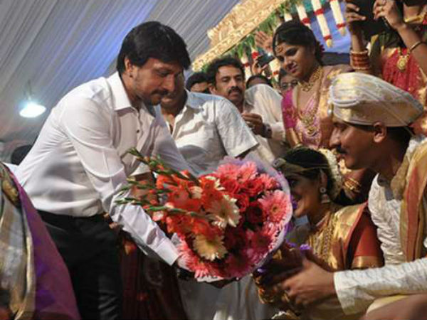 ಕೊಠಡಿಯಲ್ಲಿ ಇಬ್ಬರ ಸಮ್ಮಿಲನ 