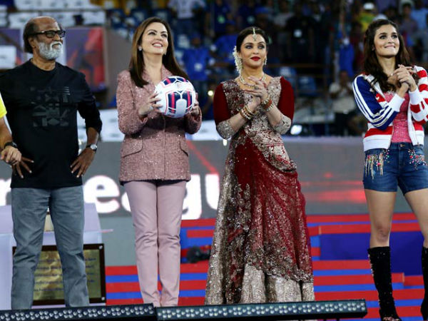  ಫುಟ್ಬಾಲ್ ಒಪನ್ನಿಂಗ್ ಸಮಾರಂಭದಲ್ಲಿ 