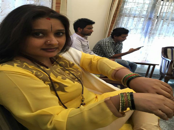 ಬಳೆ ತೊಟ್ಟು ಖುಷಿ ಪಟ್ಟ ಮಾಳವಿಕಾ