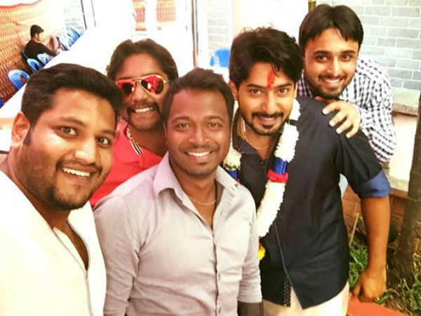 ಮಧುಮಗನೊಂದಿಗೆ ಗೆಳೆಯರ ಬಳಗ