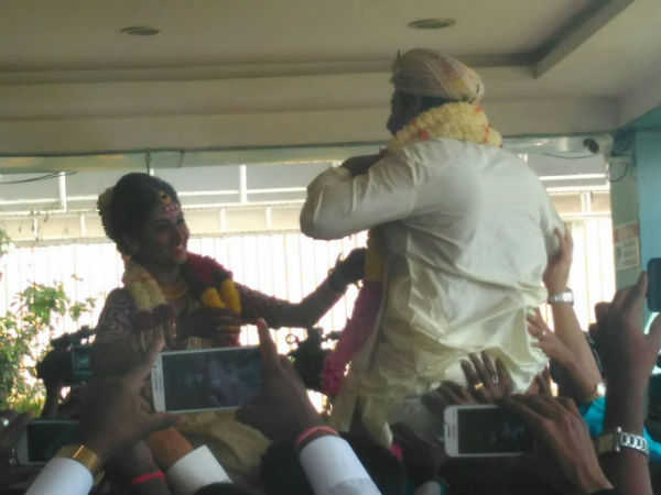 ಸಂಭ್ರಮದಲ್ಲಿ ವಧು-ವರ