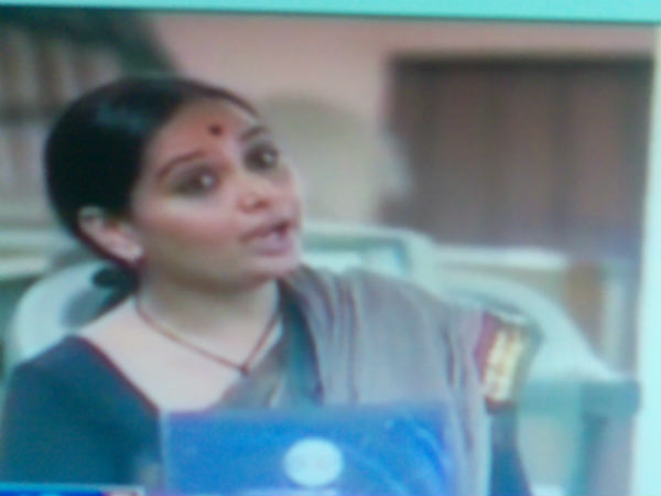 ತಲೆ ಚಚ್ಚಿಕೊಂಡ ಟೀಚರ್ ಶ್ರುತಿ ತಲೆ ಚಚ್ಚಿಕೊಂಡ ಟೀಚರ್ ಶ್ರುತಿ