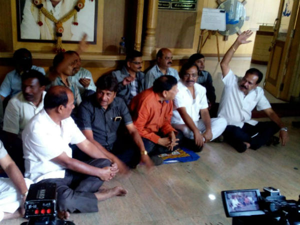 ಬೀದಿಗಿಳಿದ ನಿರ್ಮಾಪಕರು!