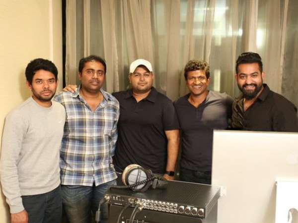 ಇಡೀ 'ಚಕ್ರವ್ಯೂಹ' ಚಿತ್ರತಂಡ ಇಡೀ 'ಚಕ್ರವ್ಯೂಹ' ಚಿತ್ರತಂಡ