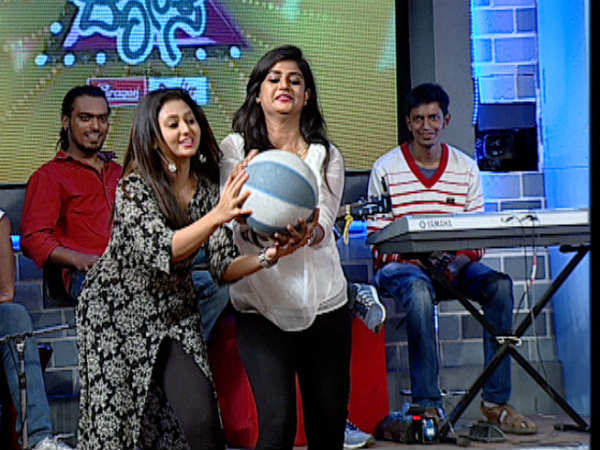 ವಾಲಿಬಾಲ್ ಆಡಿದ ಅಮೂಲ್ಯ ವಾಲಿಬಾಲ್ ಆಡಿದ ಅಮೂಲ್ಯ