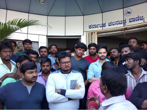 ಕೆ.ಎಫ್.ಸಿ.ಸಿ ಕಛೇರಿ ಎದುರು ಧರಣಿ ಕುಳಿತಿರುವ 'ಮಮಕ'