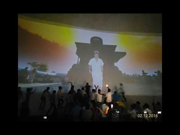 ಹುಚ್ಚೆದ್ದು ಕುಣಿದ ಅಭಿಮಾನಿಗಳು ಹುಚ್ಚೆದ್ದು ಕುಣಿದ ಅಭಿಮಾನಿಗಳು