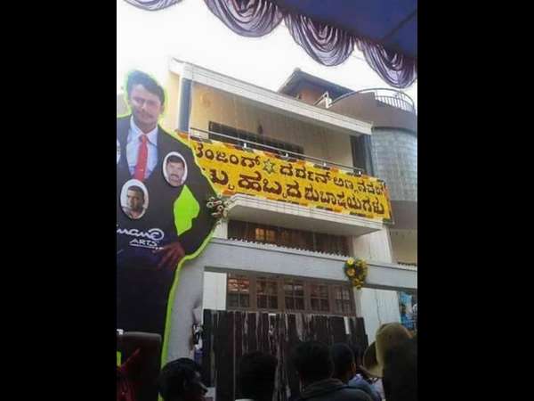 ಮನೆಯನ್ನು ಸಿಂಗರಿಸಿದ ಅಭಿಮಾನಿಗಳು