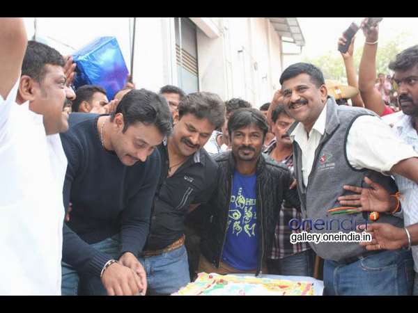 Dinakar Toogudeepa visits Darshan's deceased fan house